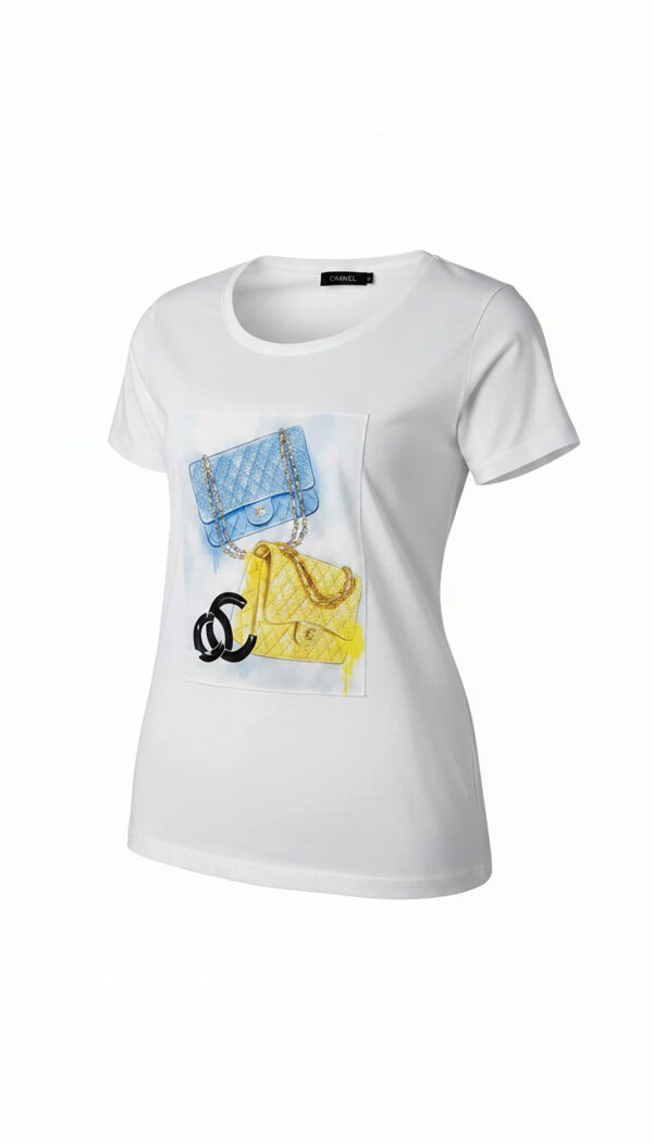 Damen Shirt Weiß mit Strass & Digitaldruck Tasche Print Damen Shirt Weiß mit Strass und Digitaldruck Tasche Print aus Baumwolle mit dekorativen Strassdetails