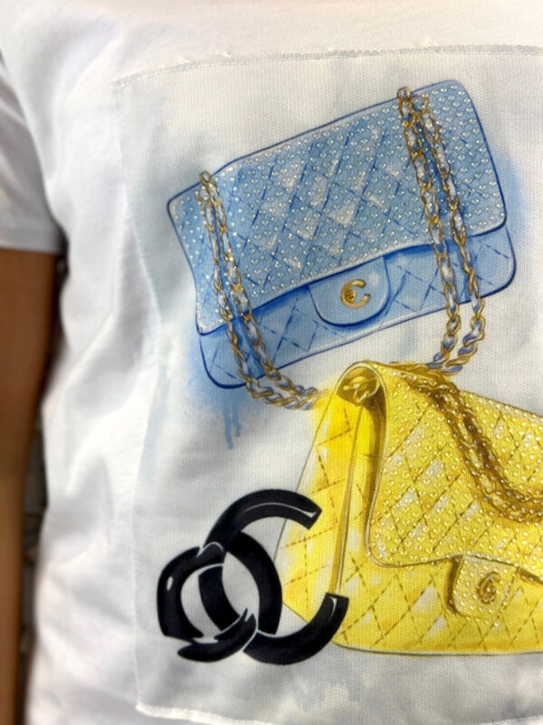 Damen Shirt Weiß mit Strass & Digitaldruck Tasche Print Damen Shirt Weiß mit Strass und Digitaldruck Tasche Print aus Baumwolle mit dekorativen Strassdetails