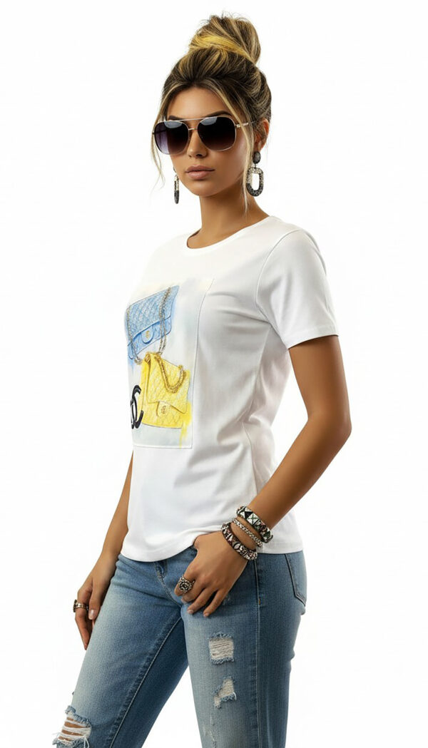 Damen Shirt Weiß mit Strass & Digitaldruck Tasche Print – LOT (1x SM – 1x ML) (2) Damen Shirt Weiß mit Strass und Digitaldruck Tasche Print aus Baumwolle mit dekorativen Strassdetails