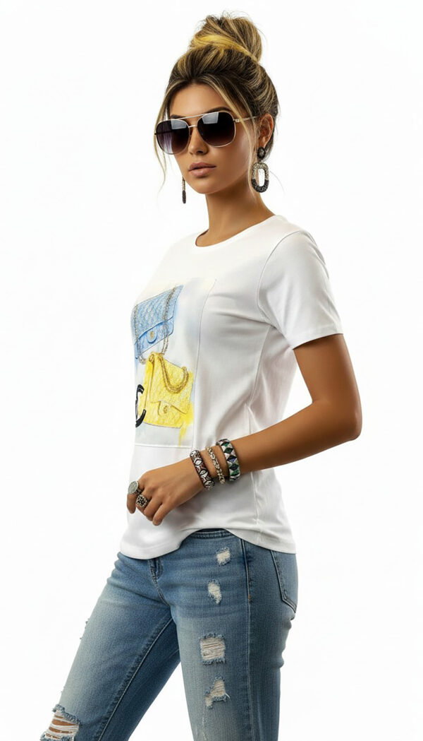 Damen Shirt Weiß mit Strass & Digitaldruck Tasche Print Damen Shirt Weiß mit Strass und Digitaldruck Tasche Print aus Baumwolle mit dekorativen Strassdetails