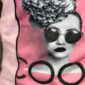 Rosa Damen Shirt mit Fashion Print und dezenten Strassteinen vorne