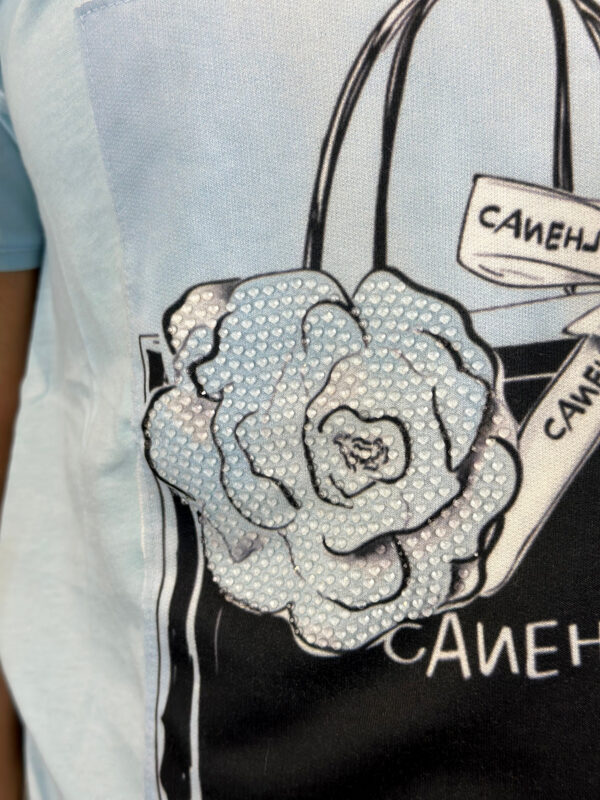 Damen Shirt Hellblau mit Strass & Taschen Print Großhandel Hellblaues Damen Shirt mit Strass und Taschen Print für Großhandel aus Baumwolle