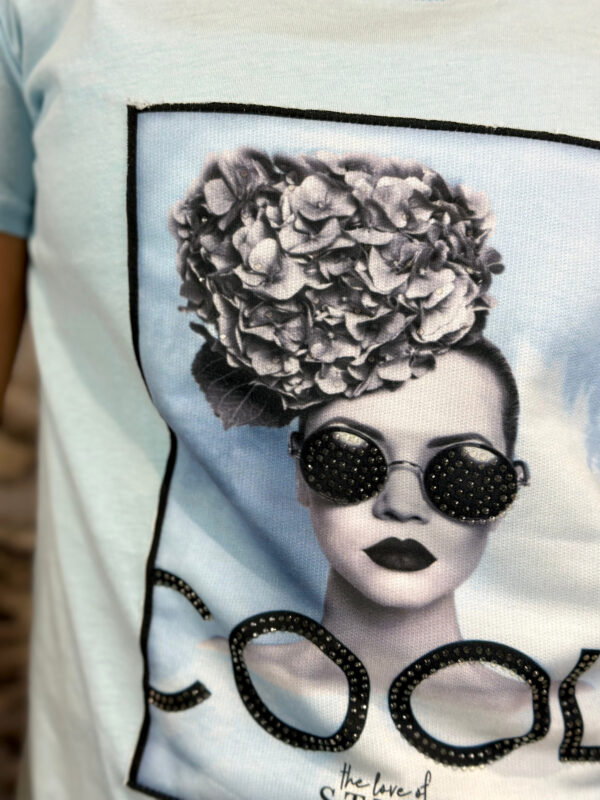 COOL Print Shirt mit Strass Detail Detailansicht Shirt Hellblau mit Strass und COOL Print