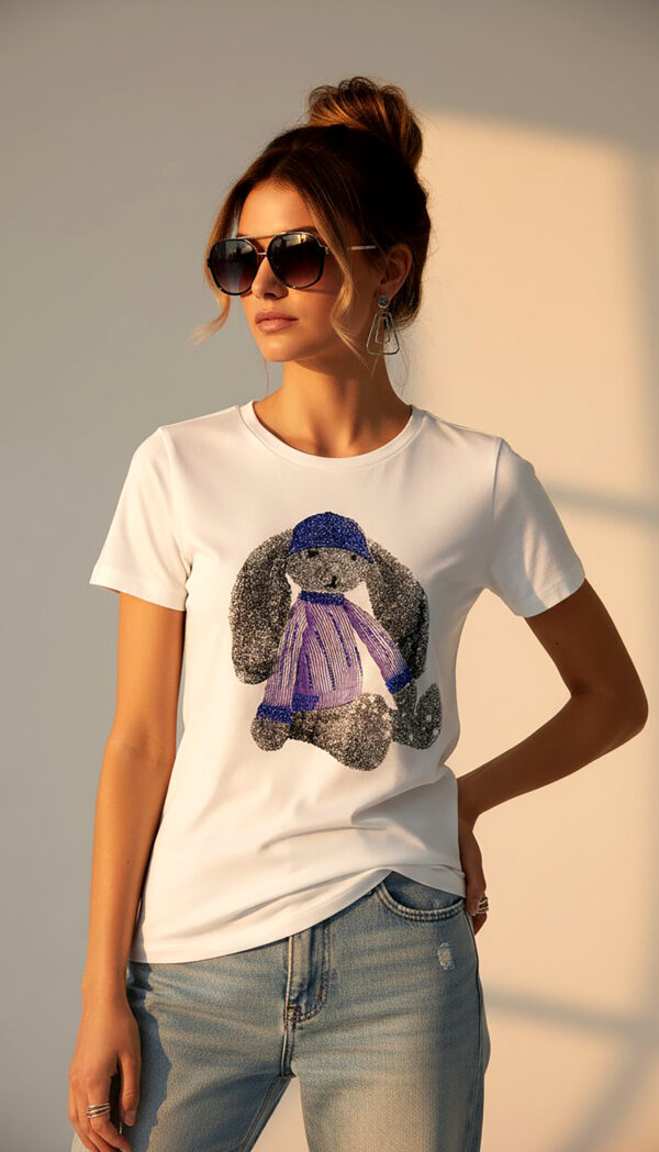 Weißes Damen Top Teddy Print Vorderseite Weißes Top Großhandel mit Teddy Print und dezenten Strassteinen Vorderansicht