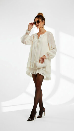 damen-longbluse-weiss-spitze-oversize-grosshandel (7) Damen Longbluse in Weiß mit Spitzen-Details und Oversize Schnitt für Boutique und Fashion Großhandel