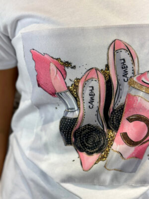 Weißes Damen Shirt mit Strass und Fashion-Digitaldruck Weißes extravagantes Damen Shirt mit Strasssteinen und Fashion-Digitaldruck für stilbewusste Frauen ab 40