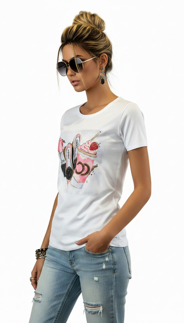 Weißes Damen Shirt mit Strass und Fashion-Digitaldruck Weißes extravagantes Damen Shirt mit Strasssteinen und Fashion-Digitaldruck für stilbewusste Frauen ab 40