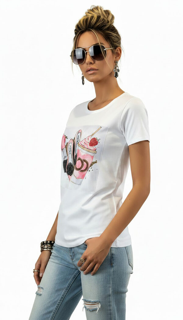 Weißes Damen Shirt mit Strass und Fashion-Digitaldruck Weißes extravagantes Damen Shirt mit Strasssteinen und Fashion-Digitaldruck für stilbewusste Frauen ab 40