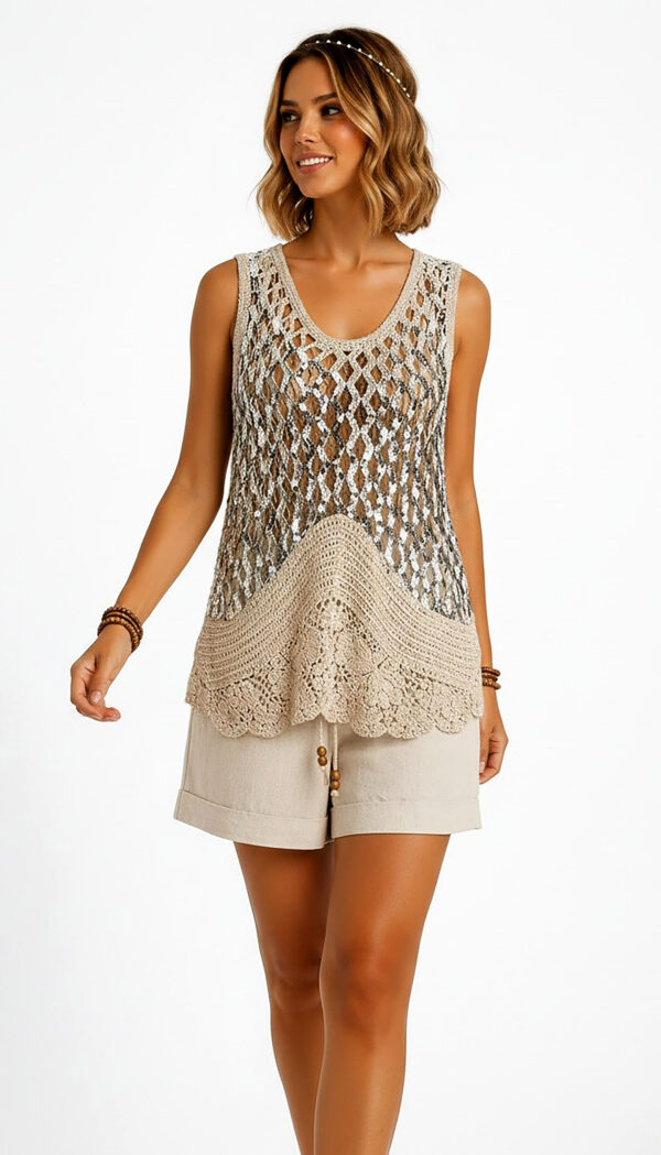 Beiges Häkeltop Großhandel, Pailletten Netzstrick im Boho Stil (2) Beiges Häkeltop Großhandel, Boho Strick Top mit Pailletten Netzstrick und floraler Häkelspitze, rosemodee.de