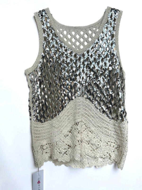 Beiges Häkeltop Großhandel, Pailletten Netzstrick im Boho Stil (7) Beiges Häkeltop Großhandel, Boho Strick Top mit Pailletten Netzstrick und floraler Häkelspitze, rosemodee.de