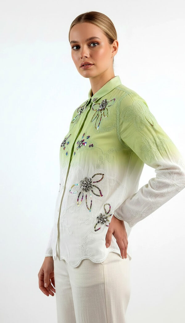 Bestickte Baumwollbluse mit Farbverlauf, Strass und Pailletten Grün-Weiß (4) Bestickte Baumwollbluse mit Farbverlauf in Grün-Weiß mit Strass und Pailletten