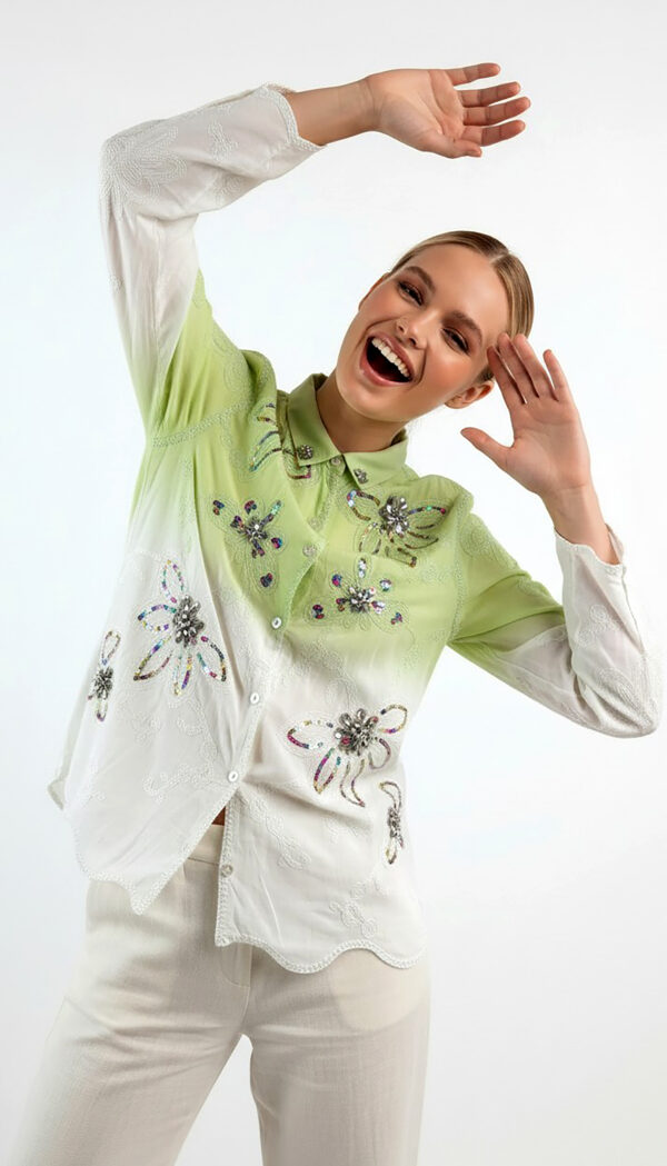 Bestickte Baumwollbluse mit Farbverlauf, Strass und Pailletten Grün-Weiß (6) Bestickte Baumwollbluse mit Farbverlauf in Grün-Weiß mit Strass und Pailletten