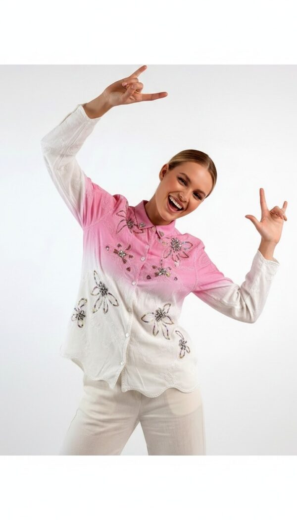Bestickte Baumwollbluse mit Farbverlauf und Strass (4) Bestickte Baumwollbluse mit Farbverlauf und Strass in Rosa-Weiß