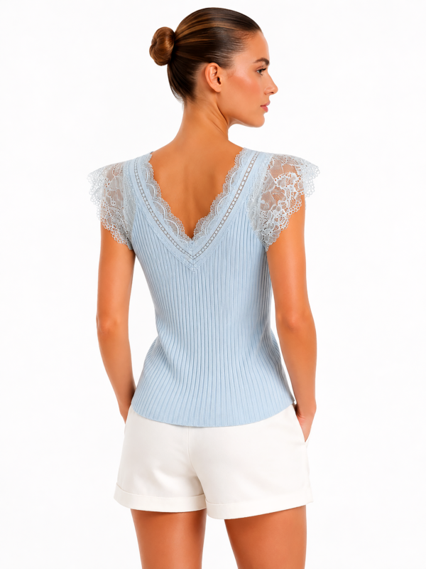 Blaues Spitzentop Großhandel – Tonal (2) Blaues Spitzentop Großhandel im Tonal-Look – Hellblau mit Spitzenärmeln, 3D-Blüten und Perlen – rosemodee.de