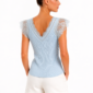 Blaues Spitzentop Großhandel im Tonal-Look – Hellblau mit Spitzenärmeln, 3D-Blüten und Perlen – rosemodee.de