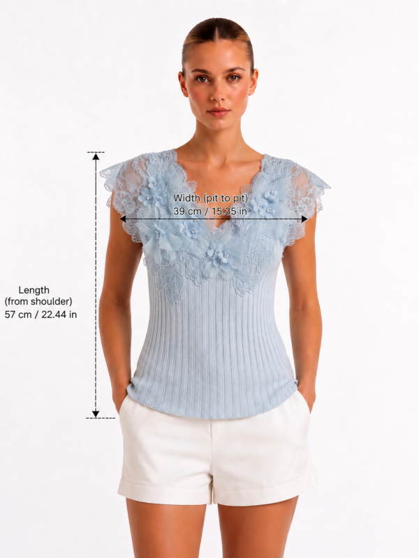 Blaues Spitzentop Großhandel – Tonal (3) Blaues Spitzentop Großhandel im Tonal-Look – Hellblau mit Spitzenärmeln, 3D-Blüten und Perlen – rosemodee.de