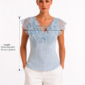 Blaues Spitzentop Großhandel im Tonal-Look – Hellblau mit Spitzenärmeln, 3D-Blüten und Perlen – rosemodee.de