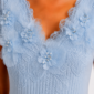 Blaues Spitzentop Großhandel im Tonal-Look – Hellblau mit Spitzenärmeln, 3D-Blüten und Perlen – rosemodee.de