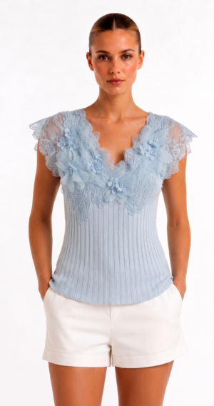 Blaues Spitzentop Großhandel im Tonal-Look – Hellblau mit Spitzenärmeln, 3D-Blüten und Perlen – rosemodee.de