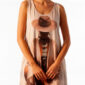 Boho Fotoprint Tunikakleid Großhandel, fotorealistisches Hut Motiv mit Strasskette und Paisley Schal, rosemodee.de