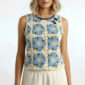 Boho Granny Square Häkel Top in Hellblau Creme mit Blumenmuster und Schmucksteinen am Kragen