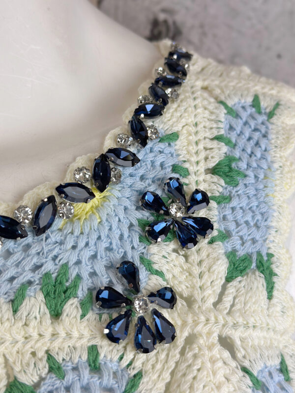 Boho Granny Square Häkel Top in Hellblau Creme mit Blumenmuster und Schmucksteinen am Kragen (2) Boho Granny Square Häkel Top in Hellblau Creme mit Blumenmuster und Schmucksteinen am Kragen