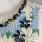 Boho Granny Square Häkel Top in Hellblau Creme mit Blumenmuster und Schmucksteinen am Kragen