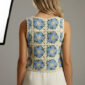 Boho Granny Square Häkel Top in Hellblau Creme mit Blumenmuster und Schmucksteinen am Kragen