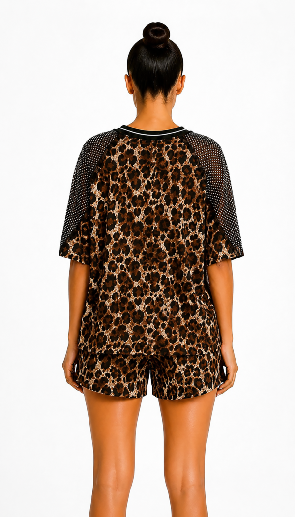Braunes Leoparden Zweiteiler Großhandel, Tiger Strassmotiv mit Netzärmeln (1) Braunes Leoparden Zweiteiler Großhandel, Oversize T-Shirt mit Tiger Strassmotiv und Netzärmeln, passende Shorts im klassischen Leopardenprint, rosemodee.de