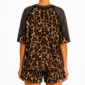 Braunes Leoparden Zweiteiler Großhandel, Oversize T-Shirt mit Tiger Strassmotiv und Netzärmeln, passende Shorts im klassischen Leopardenprint, rosemodee.de