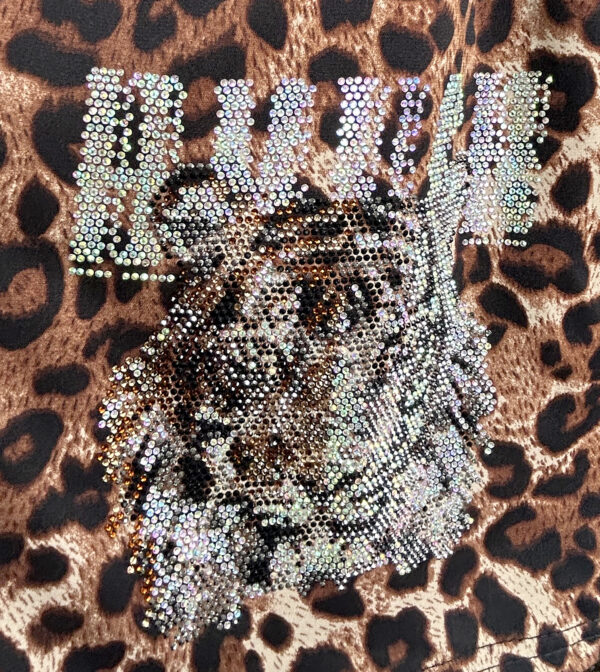 Braunes Leoparden Zweiteiler Großhandel, Tiger Strassmotiv mit Netzärmeln (2) Braunes Leoparden Zweiteiler Großhandel, Oversize T-Shirt mit Tiger Strassmotiv und Netzärmeln, passende Shorts im klassischen Leopardenprint, rosemodee.de