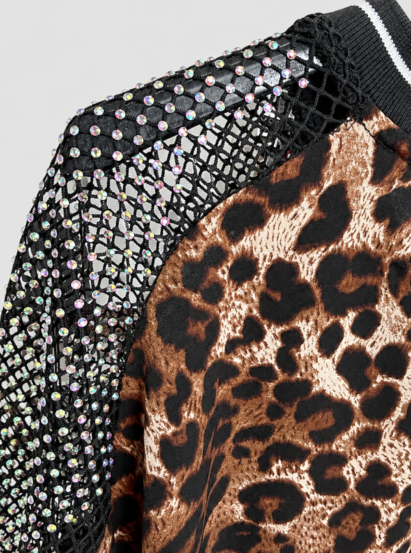 Braunes Leoparden Zweiteiler Großhandel, Tiger Strassmotiv mit Netzärmeln (2) Braunes Leoparden Zweiteiler Großhandel, Oversize T-Shirt mit Tiger Strassmotiv und Netzärmeln, passende Shorts im klassischen Leopardenprint, rosemodee.de