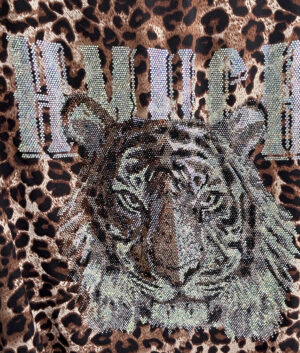 Braunes Leoparden Zweiteiler Großhandel, Oversize T-Shirt mit Tiger Strassmotiv und Netzärmeln, passende Shorts im klassischen Leopardenprint, rosemodee.de