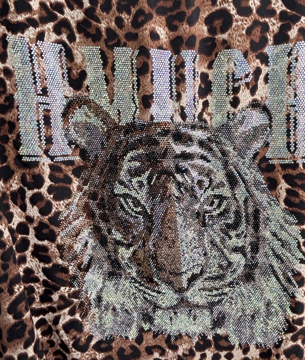 Braunes Leoparden Zweiteiler Großhandel, Tiger Strassmotiv mit Netzärmeln (3) Braunes Leoparden Zweiteiler Großhandel, Oversize T-Shirt mit Tiger Strassmotiv und Netzärmeln, passende Shorts im klassischen Leopardenprint, rosemodee.de