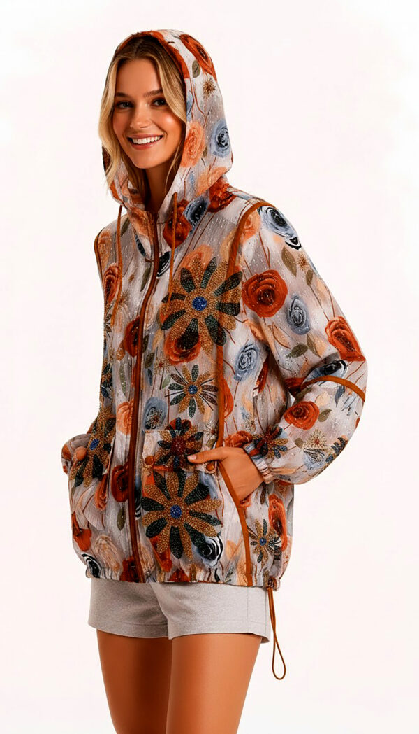 Bunte Blumenjacke Großhandel, Kapuze mit Strassblüten und Glitzertropfen, Oversize (4) Bunte Blumenjacke Großhandel, Oversize Kapuzenjacke mit Rosenprint, Glitzertropfen und Strassblüten, rosemodee.de