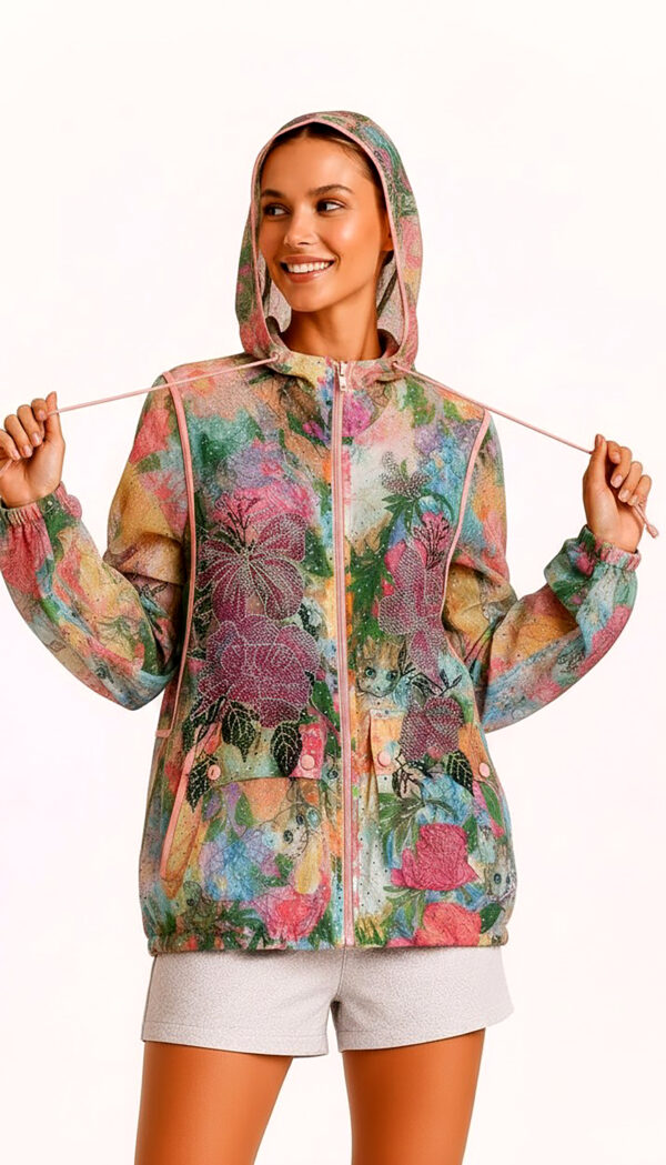 Bunte Katzenjacke Großhandel, Blumenprint mit Strassrosen und Glitzertropfen (1) Bunte Katzenjacke Großhandel, Oversize Kapuzenjacke mit Blumenprint, versteckten Katzenmotiven und Strassrosen, rosemodee.de