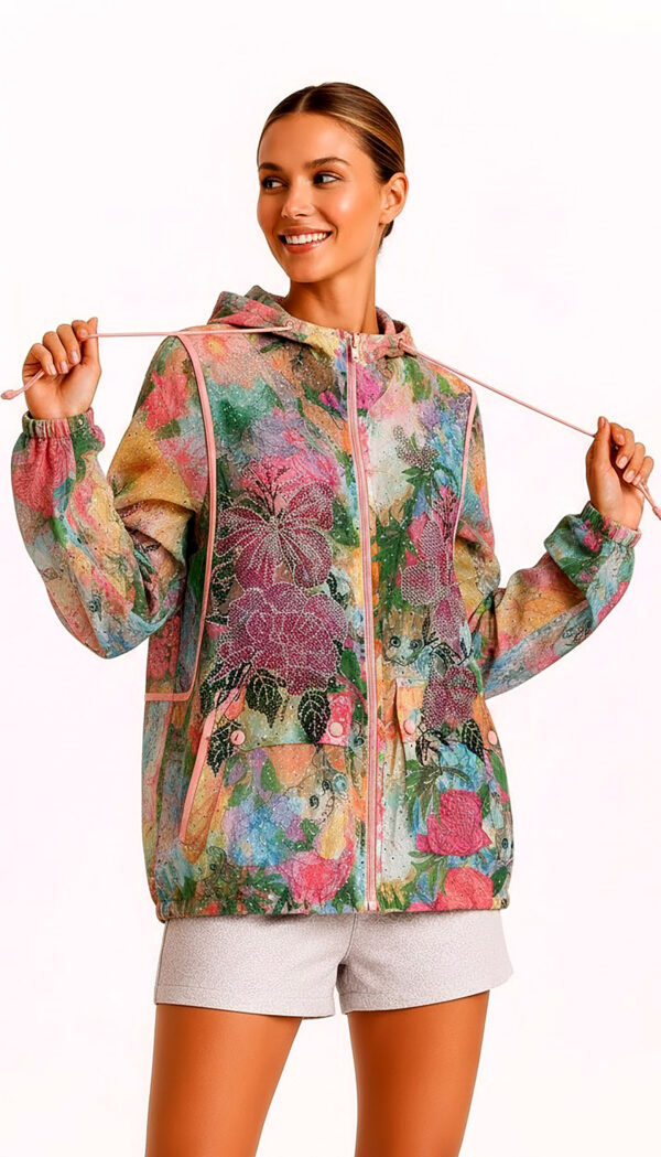 Bunte Katzenjacke Großhandel, Blumenprint mit Strassrosen und Glitzertropfen (3) Bunte Katzenjacke Großhandel, Oversize Kapuzenjacke mit Blumenprint, versteckten Katzenmotiven und Strassrosen, rosemodee.de