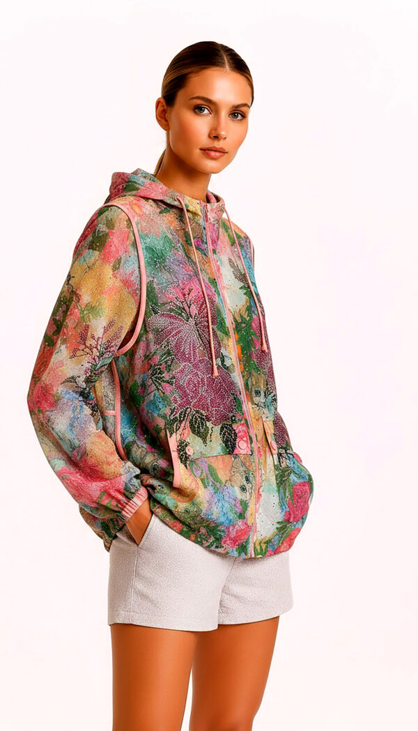 Bunte Katzenjacke Großhandel, Blumenprint mit Strassrosen und Glitzertropfen (5) Bunte Katzenjacke Großhandel, Oversize Kapuzenjacke mit Blumenprint, versteckten Katzenmotiven und Strassrosen, rosemodee.de