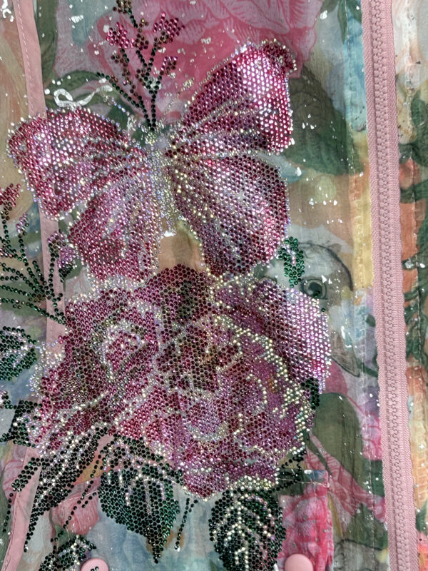 Bunte Katzenjacke Großhandel, Blumenprint mit Strassrosen und Glitzertropfen (7) Bunte Katzenjacke Großhandel, Oversize Kapuzenjacke mit Blumenprint, versteckten Katzenmotiven und Strassrosen, rosemodee.de
