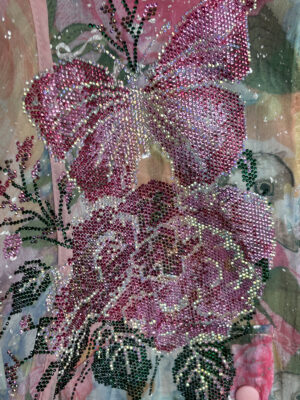Bunte Katzenjacke Großhandel, Oversize Kapuzenjacke mit Blumenprint, versteckten Katzenmotiven und Strassrosen, rosemodee.de