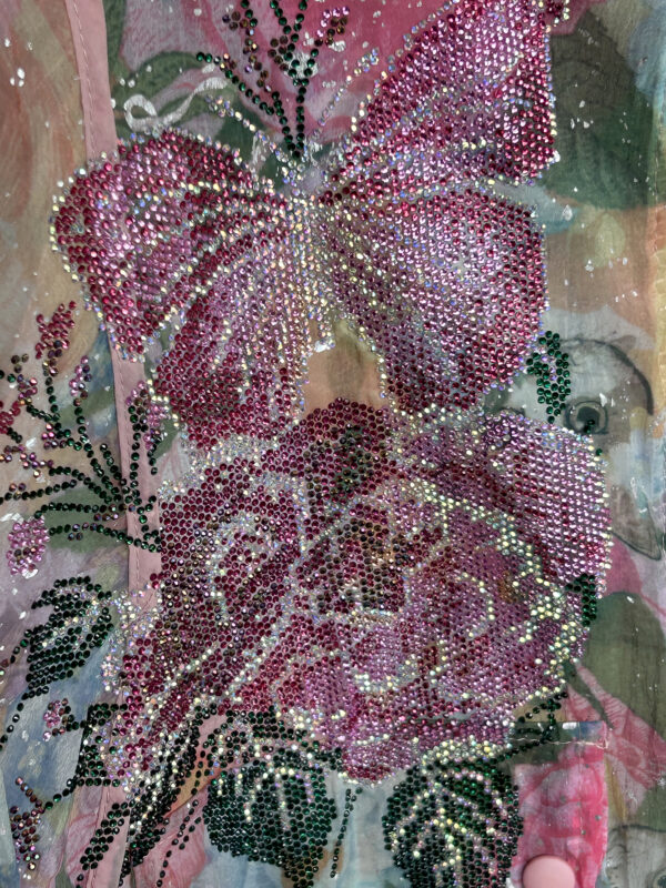 Bunte Katzenjacke Großhandel, Blumenprint mit Strassrosen und Glitzertropfen (8) Bunte Katzenjacke Großhandel, Oversize Kapuzenjacke mit Blumenprint, versteckten Katzenmotiven und Strassrosen, rosemodee.de