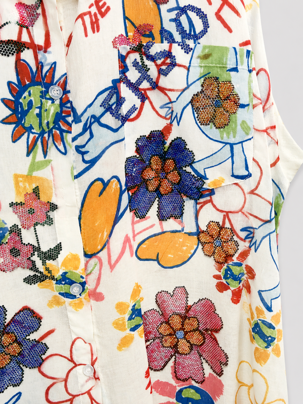Buntes Strasshemd Großhandel, Future Print mit Blumen und Strasssteinen (3) Buntes Strasshemd Großhandel, Oversize Hemd mit Doodle Print, Future Schriftzügen und Strasssteinen, rosemodee.de