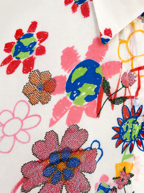 Buntes Strasshemd Großhandel, Future Print mit Blumen und Strasssteinen (4) Buntes Strasshemd Großhandel, Oversize Hemd mit Doodle Print, Future Schriftzügen und Strasssteinen, rosemodee.de