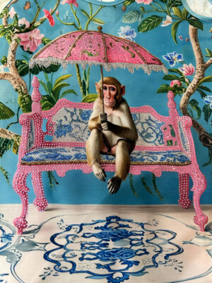 Chinoiserie Tunikakleid Großhandel, Affenmotiv mit Strassbank und Fliesenmuster (2) Chinoiserie Tunikakleid Großhandel, Affenmotiv mit Strasssonnenschirm, Strassbank und mediterranem Fliesensaum, rosemodee.de