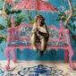 Chinoiserie Tunikakleid Großhandel, Affenmotiv mit Strasssonnenschirm, Strassbank und mediterranem Fliesensaum, rosemodee.de
