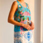 Chinoiserie Tunikakleid Großhandel, Affenmotiv mit Strasssonnenschirm, Strassbank und mediterranem Fliesensaum, rosemodee.de