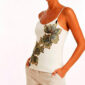 Cremefarbenes Pailletten Top Großhandel, Camisole mit Blütenmotiv aus goldenen Pailletten und Farbverlauf Stickerei in Grün und Blau, rosemodee.de