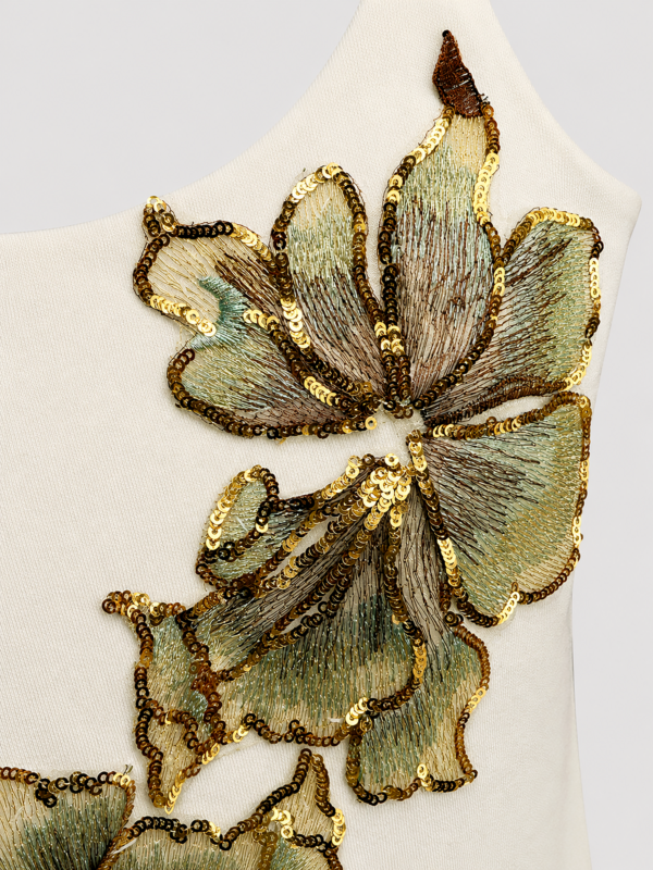 Cremefarbenes Pailletten Top Großhandel, Blütenmotiv mit Farbverlauf und Gold (4) Cremefarbenes Pailletten Top Großhandel, Camisole mit Blütenmotiv aus goldenen Pailletten und Farbverlauf Stickerei in Grün und Blau, rosemodee.de