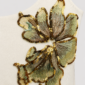 Cremefarbenes Pailletten Top Großhandel, Camisole mit Blütenmotiv aus goldenen Pailletten und Farbverlauf Stickerei in Grün und Blau, rosemodee.de