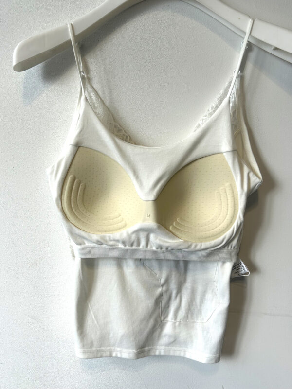 Cremefarbenes Pailletten Top Großhandel, Blütenmotiv mit Farbverlauf und Gold (5) Cremefarbenes Pailletten Top Großhandel, Camisole mit Blütenmotiv aus goldenen Pailletten und Farbverlauf Stickerei in Grün und Blau, rosemodee.de